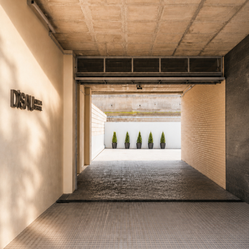 Entrada del pàrquing de la clínica Disau