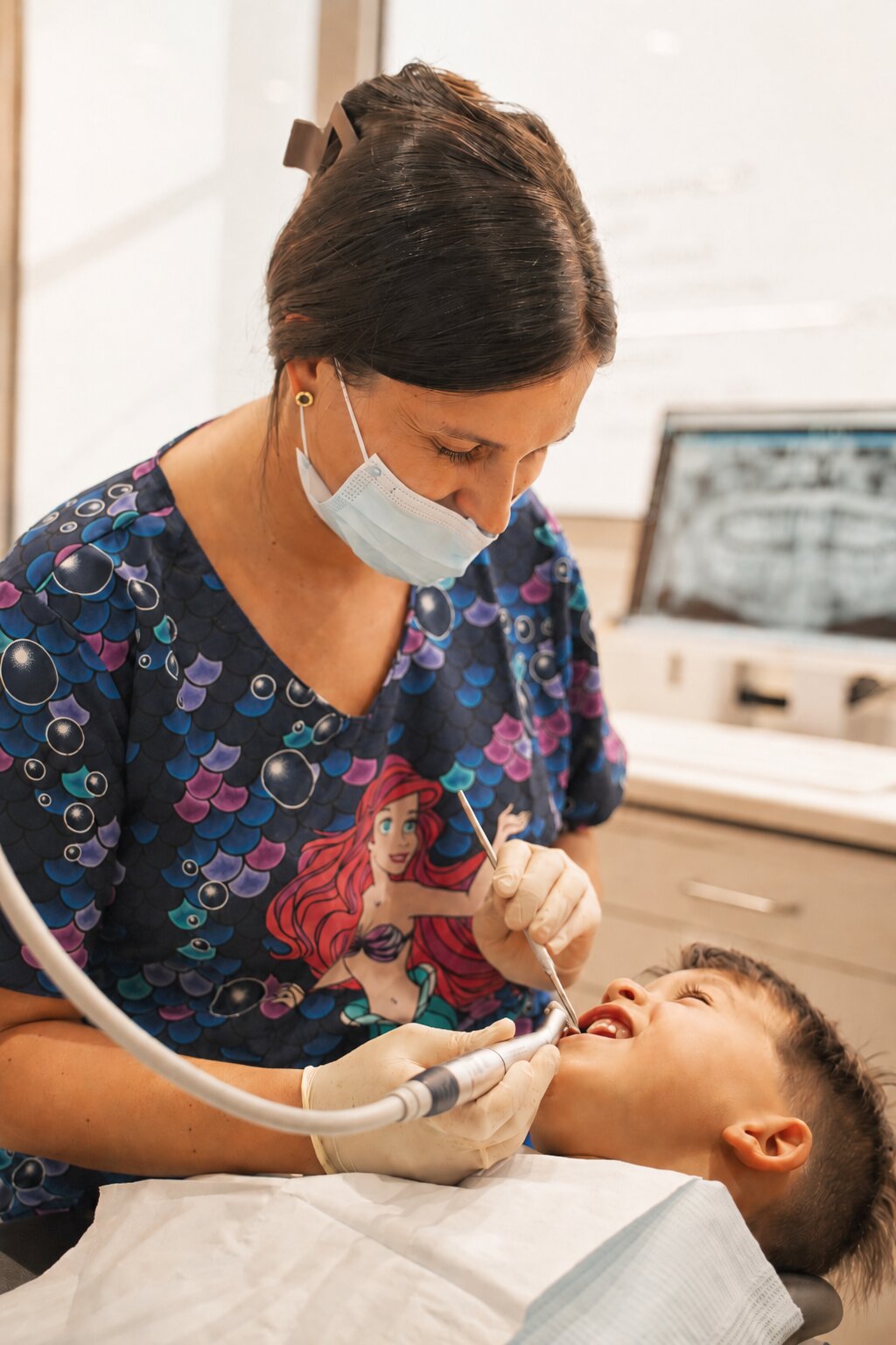 Odontopediatra tractant un nen a la consulta